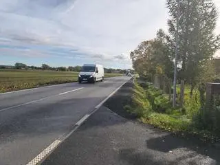 Rzut na ruchliwą drogę wojewódzką z posesji pani Lidii 