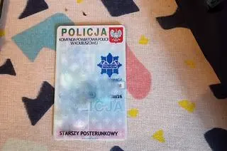 W mieszkaniu 19-latka policjanci znaleźli podrobioną policyjna legitymację