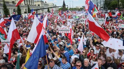 Warszawa, 25.05.2025. Wybory prezydenta RP - kampania przed II turą. Sympatycy kandydata KO w wyborach prezydenckich Rafała Trzaskowskiego na starcie Wielkiego Marszu Patriotów