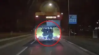 "Pasażerowie na gapę" na karoserii autobusu w Łodzi