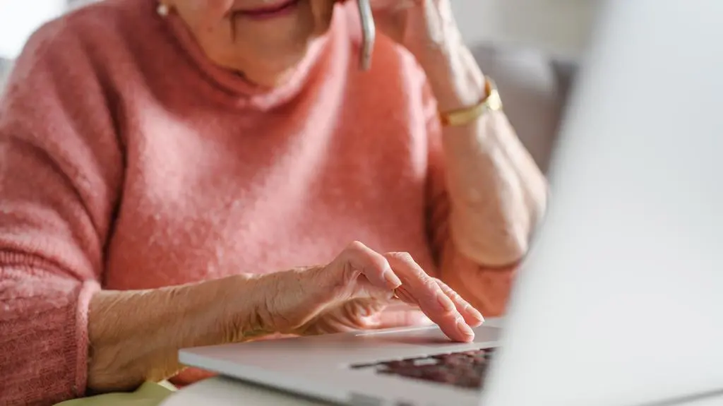 Seniorzy są narażeni na niebezpieczeństwa w sieci