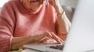 Seniorzy są narażeni na niebezpieczeństwa w sieci