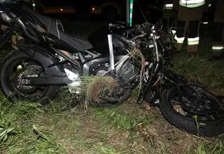 Motocyklista wjechał w samochód. Nie przeżył, pasażerka w szpitalu