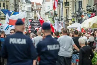  Uczestnicy pikiety przeciwko imigracji w Toruniu
