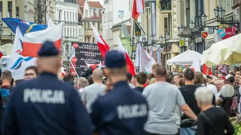  Uczestnicy pikiety przeciwko imigracji w Toruniu