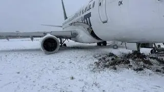 Samolot Polskich Linii Lotniczych LOT przylatujący z Warszawy wypadł z drogi kołowania po lądowaniu na lotnisku w Wilnie 