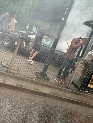 Kierowca wpadł w poślizg i wjechał na torowisko przy przystanku