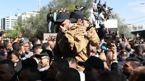 Zwolnieni z izraelskich więzień Palestyńczycy w Ramallah na Zachodnim Brzegu