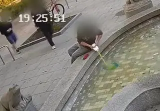 Wrzucili wersalkę, nalali płynu, pomazali rzeźby. Fontanna na celowniku wandali 