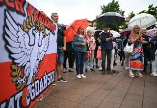 Samozwańcze patrole obywatelskie i ksenofobiczne marsze. "Od ekstremizmu do terroryzmu jest mały krok"