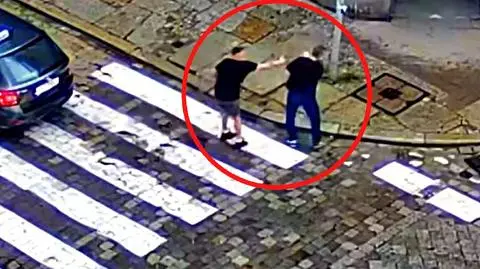 Taksówkarz prawie potrącił pieszego, potem użył gazu 