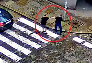 Taksówkarz niemal potrącił pieszego, potem użył gazu. Nagranie