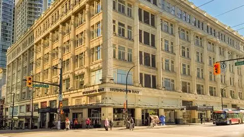 vancouver kanada hudsons bay - Elena_Alex_Ferns shutterstock_1857685807_1