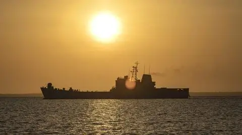 Okręt patrolowy marynarki wojennej widoczny z promenady nad jeziorem Maracaibo w Wenezueli