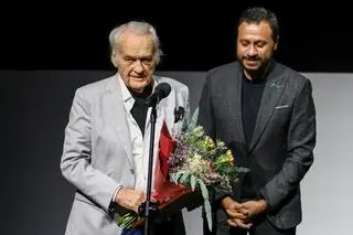 Jerzy Skolimowski z nagrodą wręczona przez szefa FIPRSCI