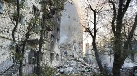 Zniszczenia spowodowane rosyjskim atakiem na mieszkaniowe dzielnice Kijowa (zdjęcie z 17 czerwca)