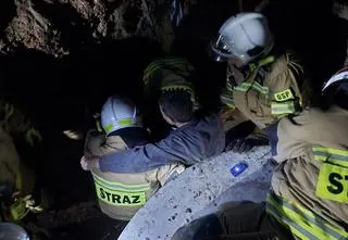 Mężczyzna kopał studnię, przysypała go ziemia 