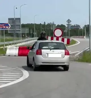Kierowca wziął na maskę motocyklistę, który próbował go zatrzymać 