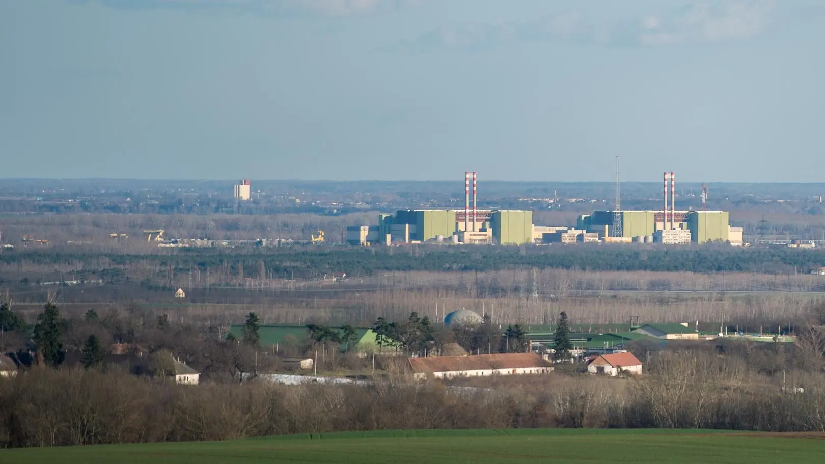 Węgry, Dunaj, Z powodu wysokiej temperatury wody w rzece obniżono moce ...