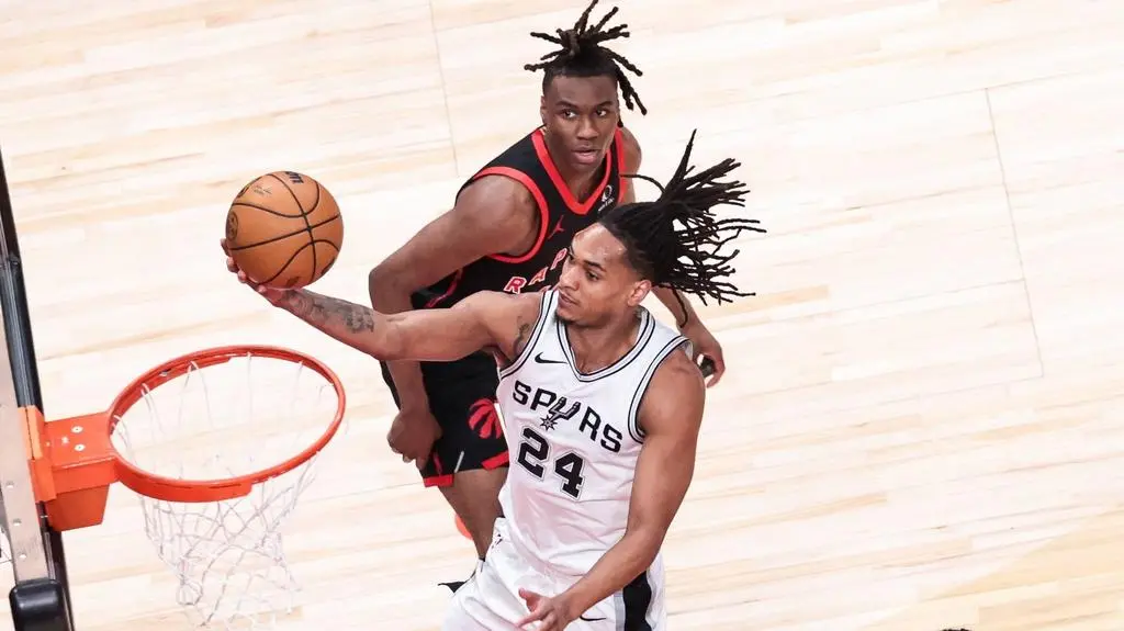 Comeback Spurs i awans do fazy pucharowej. Sochan szybko wrócił na ławkę