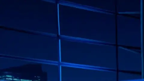 Czy to możliwe, by osoba mieszkająca razem z osobą zakażoną miała ujemny wynik testu na COVID-19? 