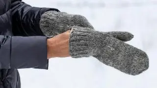 Marzną ci dłonie i stopy? Eksperci radzą: odstaw popularne napoje