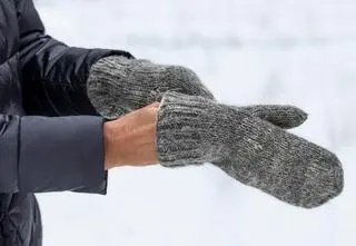 Marzną ci dłonie i stopy? Eksperci radzą: odstaw popularne napoje