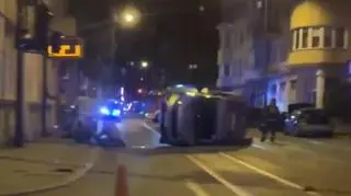 Radiowóz na boku, dwóch strażników rannych. Sprawca pijany