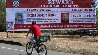 Billboard reklamujący nagrodę oferowaną przez rząd USA ze zdjęciami prezydenta Wenezueli Nicolasa Maduro oraz ministra Diosdado Cabello w Villa del Rosario w Kolumbii, przy granicy z Wenezuelą