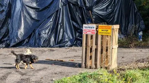Właściciel nie chciał rozmawiać. Ustawił przed bramą skrzynkę z tablicami informującymi o "zakazie wstępu"