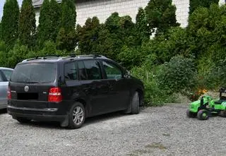 Wypadek na podwórku. Dziadek potrącił półtorarocznego wnuka