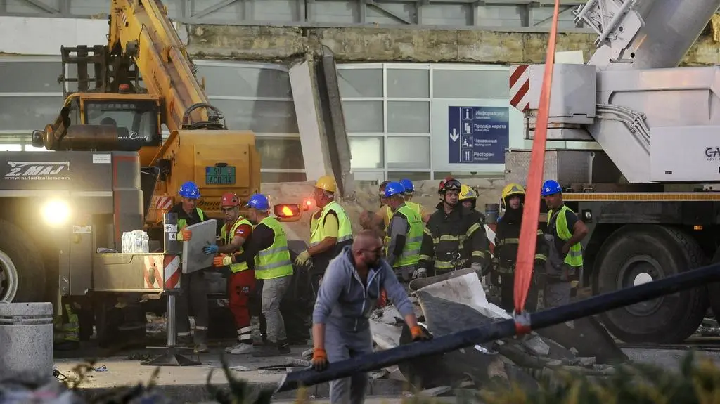 Służby pracują na miejscu zawalenia