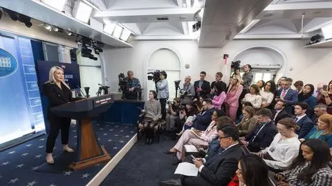 Karoline Leavitt na briefingu w Białym Domu