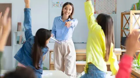 nauczyciel szkola klasa uczen uczniowie shutterstock_2471109145