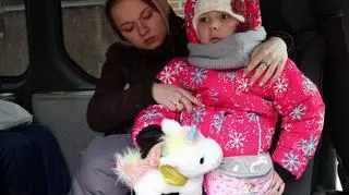 Dziewczynka z pluszowym jednorożcem w dłoniach
