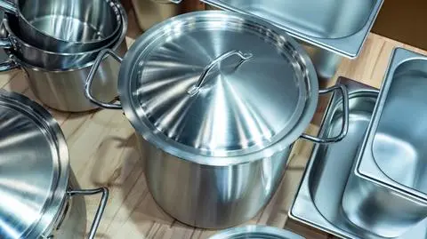 garnki shutterstock_1912370503