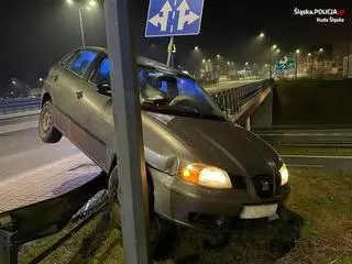 Pijany kierowca zawisł na barierach energochłonnych
