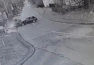 Na zakręcie pojechał prosto. Zderzenie i "silna woń alkoholu"