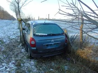 Pił alkohol w trakcie jazdy, nie pamiętał, jak znalazł się w rowie