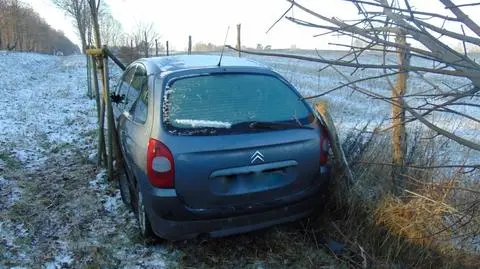 Pił alkohol w trakcie jazdy, nie pamiętał jak znalazł się w rowie