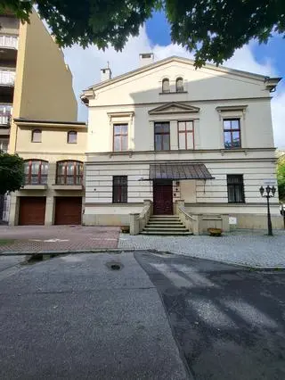 Wejście od ul. Sereno Fenn'a. Na parterze znajduje się garaż z dwoma stanowiskami