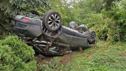 Auto na dachu, na miejscu nie było kierowcy  