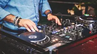 "Top 10" przebojów ratujących życie. Tę playlistę powinien mieć przy sobie każdy