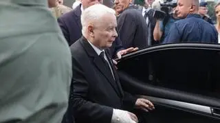 Jarosław Kaczyński z bandażem na obchodach miesięcznicy smoleńskiej w sierpniu