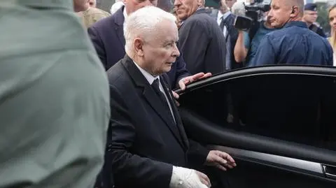 Jarosław Kaczyński z zabandażowanym palcem na obchodach miesięcznicy smoleńskiej w sierpniu