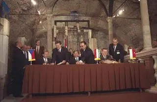 Spotkanie inaugurujące powstanie Grupy Wyszehradzkiej, luty 1991 r. Od lewej: Vaclav Havel - prezydent Czechosłowacji, Jozsef Antall - premier Węgier i polski prezydent Lech Wałęsa