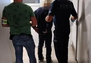 Zaatakował siekierą brata, jego partnerkę zranił butelką