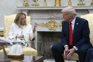 Giorgia Meloni i Donald Trump. Zdjęcie z kwietnia 2025 roku