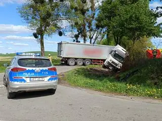 Śmiertelny wypadek. Osobówka wjechała pod ciężarówkę