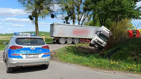 Śmiertelny wypadek. Osobówka wjechała pod ciężarówkę